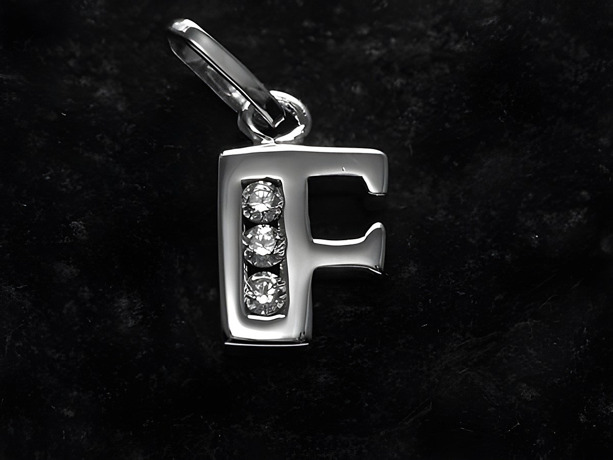 Anhänger in Form des Buchstabens F aus rhodiniertem Silber mit Zirkonia-Steinen, Hersteller Juwelier Harnisch, stilvolles Design für persönliche Schmuckstücke.