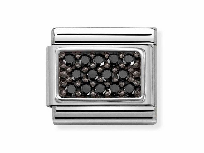 Edelstahl Charm von Nomination mit einem Schwarz-Zirkonia Design. Die rechteckige Form wird von polierten Edelstahlrändern umrahmt und wirkt modern und elegant.