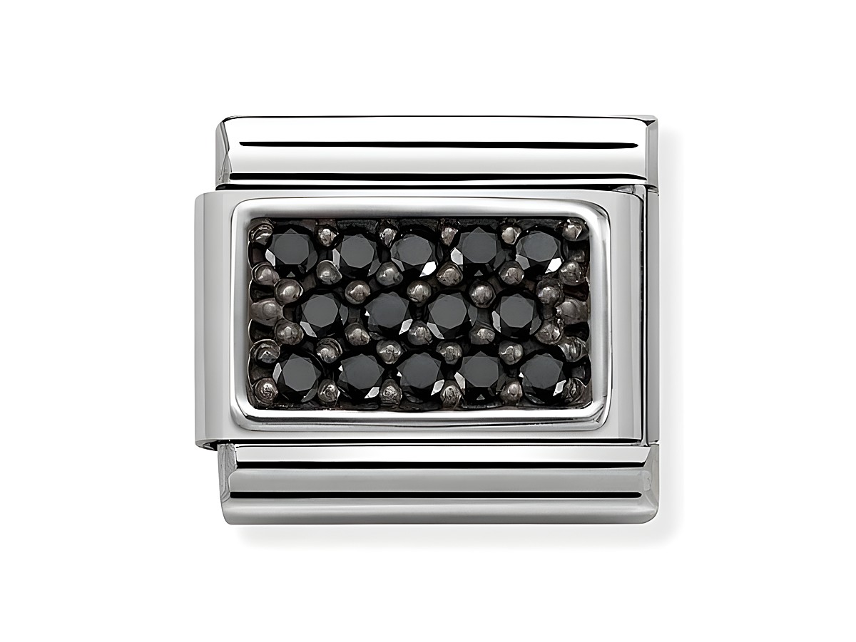 Edelstahl Charm von Nomination mit einem Schwarz-Zirkonia Design. Die rechteckige Form wird von polierten Edelstahlrändern umrahmt und wirkt modern und elegant.