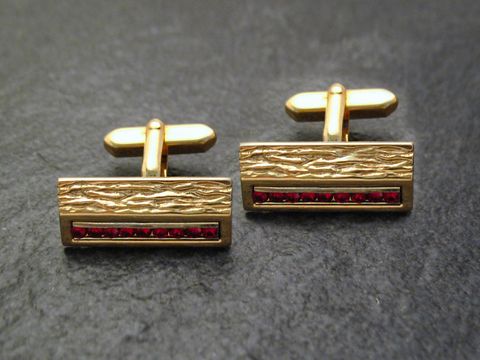 Manschettenknöpfe Retro in vergoldet mit rotem Strass, hergestellt von Juwelier Harnisch, goldfarbenes Design mit strukturiertem Oberflächenfinish und elegantem Look.