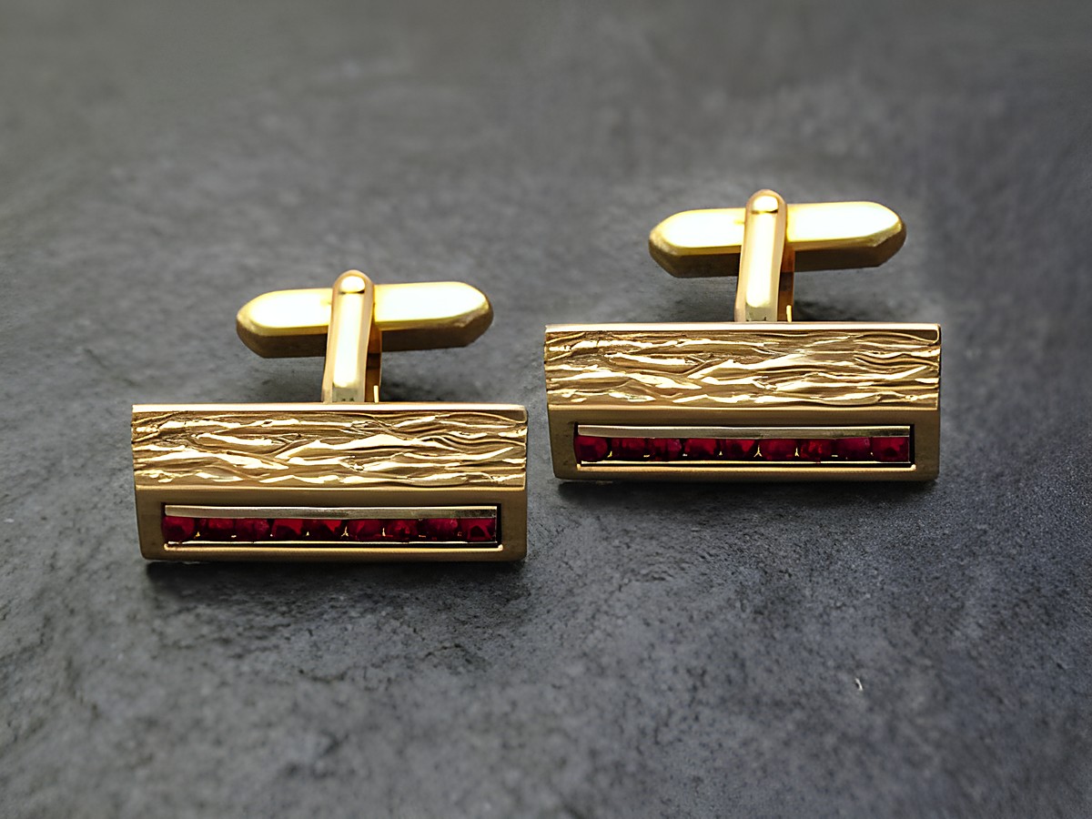 Manschettenknöpfe Retro in vergoldet mit rotem Strass, hergestellt von Juwelier Harnisch, goldfarbenes Design mit strukturiertem Oberflächenfinish und elegantem Look.