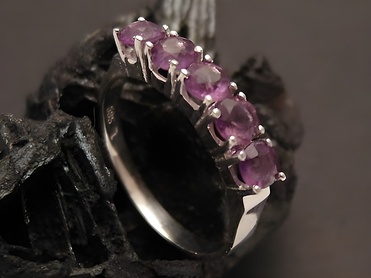 Weißgoldring märchenhaft Weißgold 585 mit fünf Amethysten in Größe 57 vom Hersteller Juwelier Harnisch, geeignet bis Größe 58. Elegante Verarbeitung und edles Design.