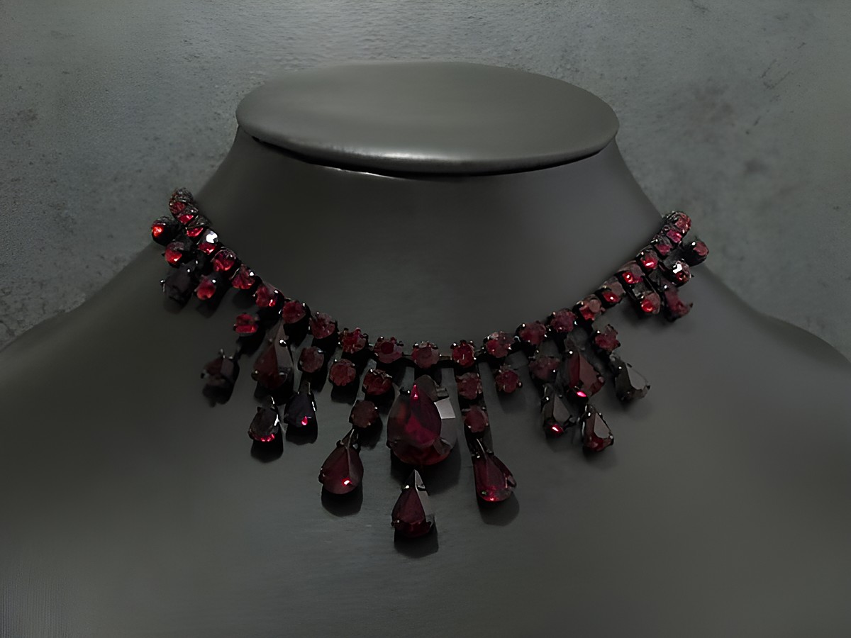Strass Kette sexy GRANATROT 44-47 cm schwarz von Juwelier Harnisch. Elegant gestaltete Halskette mit funkelnden, rot schimmernden Steinen und schicker schwarzer Fassung.