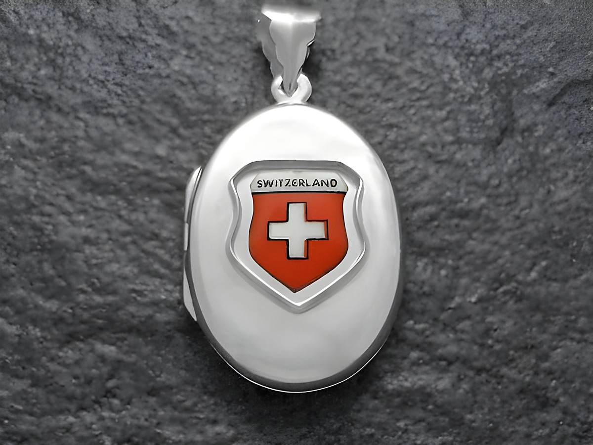 Silbernes Medaillon mit dem Wappen der Schweiz, rot und weiß, mit dem Schriftzug Switzerland, hergestellt von Juwelier Harnisch, Europa Medaillons, ideal als Schmuckstück für Schweizliebhaber.
