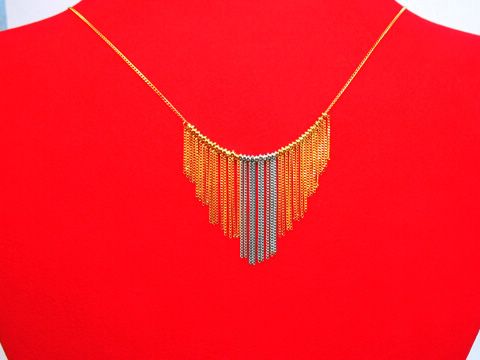Collier Gold 333 Mittelteil in tricolor, 40 cm lang, mit einem eleganten Design aus goldenen, silbernen und bronzefarbenen Elementen, präsentiert auf einem roten Hintergrund.