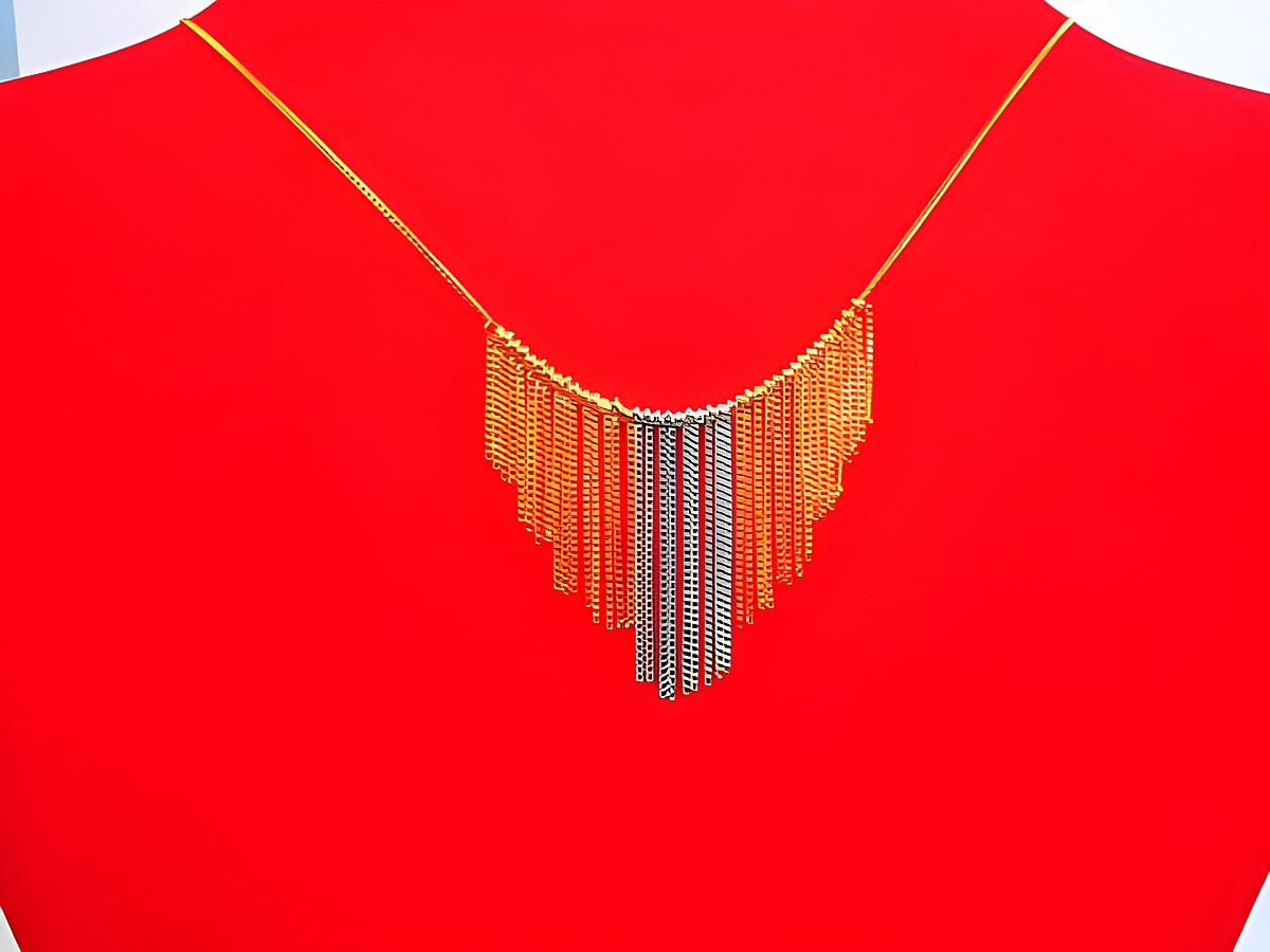 Collier Gold 333 Mittelteil in tricolor, 40 cm lang, mit einem eleganten Design aus goldenen, silbernen und bronzefarbenen Elementen, präsentiert auf einem roten Hintergrund.
