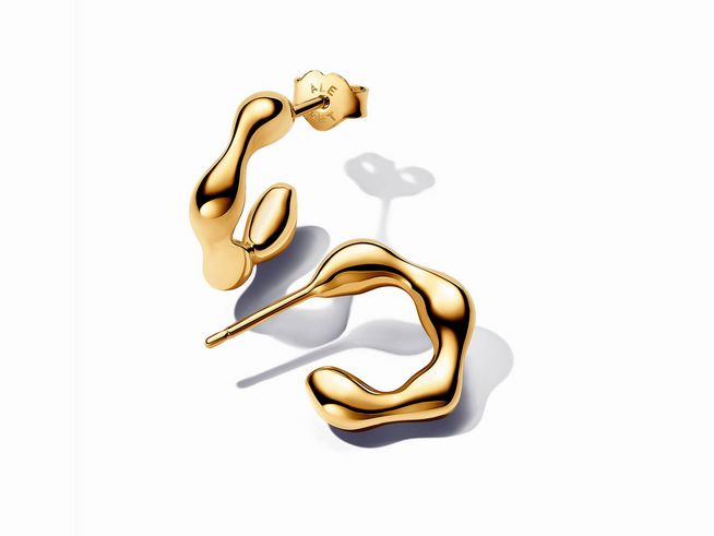 Organisch geformte offene Ohrringe aus gelbgoldvergoldetem Metall von Pandora, die durch ihre geschwungene, avantgardistische Silhouette modern und elegant wirken.