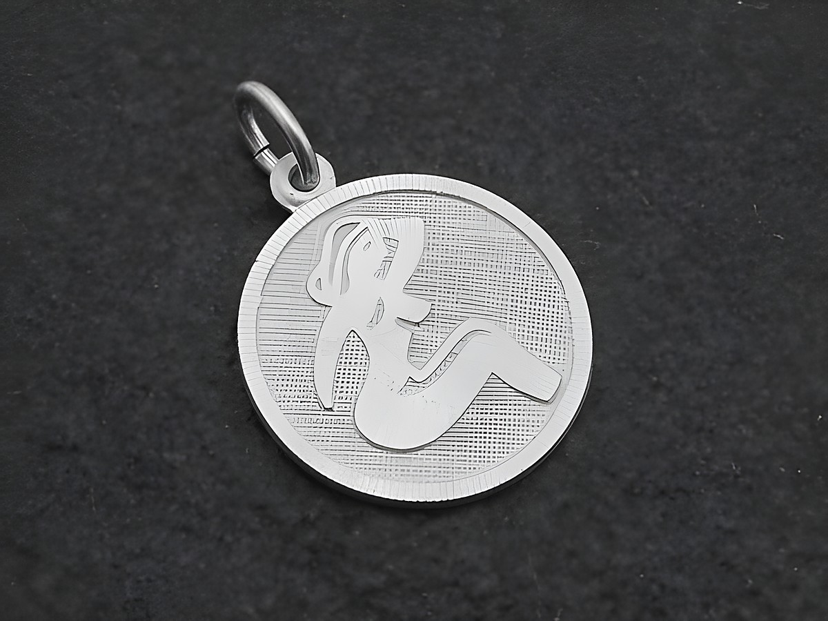 Silber Anhänger rund mit 3D Sternzeichen Jungfrau, Hersteller Juwelier Harnisch, zeigt stilisierte Jungfrau in elegantem Design, ideal für Schmuckliebhaber.