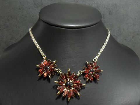 Pompöse Strass Kette in Rot mit goldfarbener Fassung, 40 cm lang, von Juwelier Harnisch, verziert mit funkelnden Blütenmotiven. Ideal für elegante Anlässe.