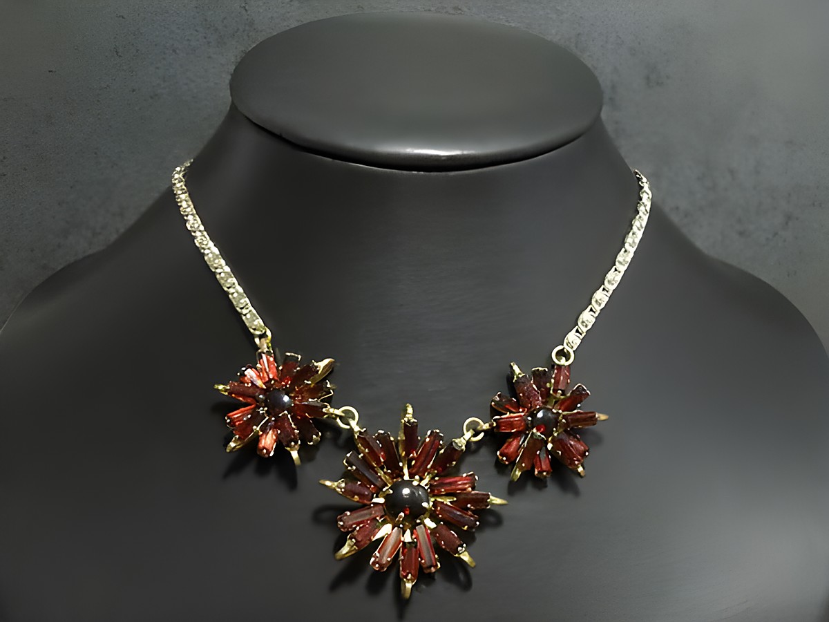 Pompöse Strass Kette in Rot mit goldfarbener Fassung, 40 cm lang, von Juwelier Harnisch, verziert mit funkelnden Blütenmotiven. Ideal für elegante Anlässe.
