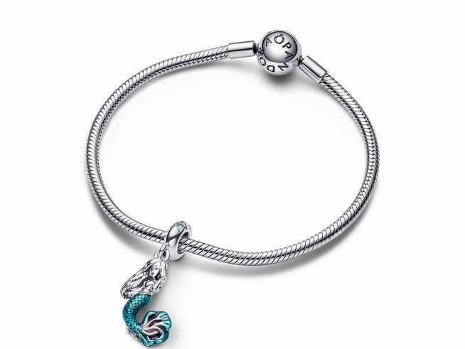 Pandora Disney 792695C01 Arielle die Meerjungfrau Charm-Anhänger aus Sterling Silber an einer filigranen Armbandschnur mit detailreicher Meerjungfrau in bunten Farben.