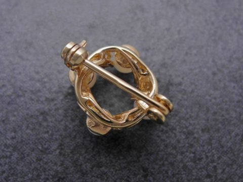 Filigrane Gold Brosche in Gold 333 mit Zuchtperle als Anstecknadel, hergestellt von Juwelier Harnisch, ideal für jeden Anlass. Elegantes Design und hochwertige Verarbeitung.