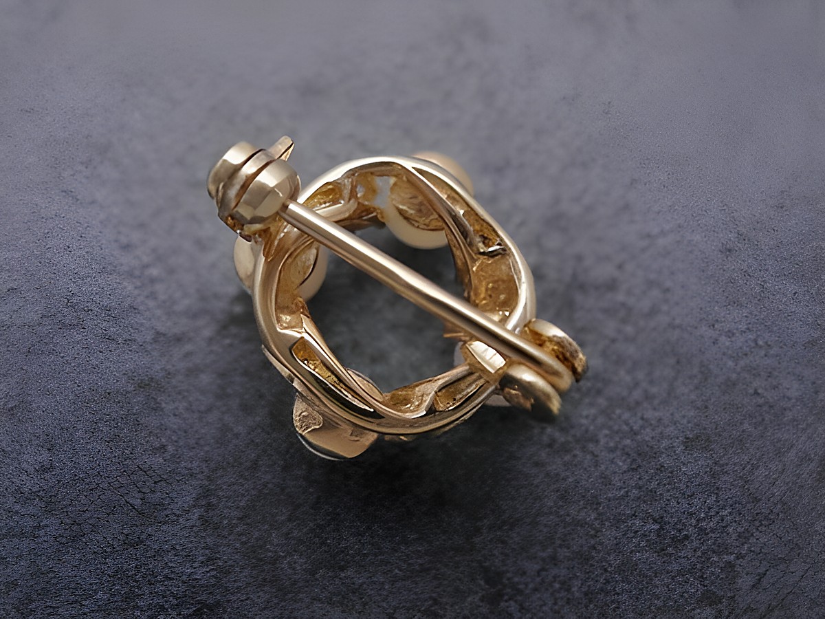 Filigrane Gold Brosche in Gold 333 mit Zuchtperle als Anstecknadel, hergestellt von Juwelier Harnisch, ideal für jeden Anlass. Elegantes Design und hochwertige Verarbeitung. – Ansicht 2