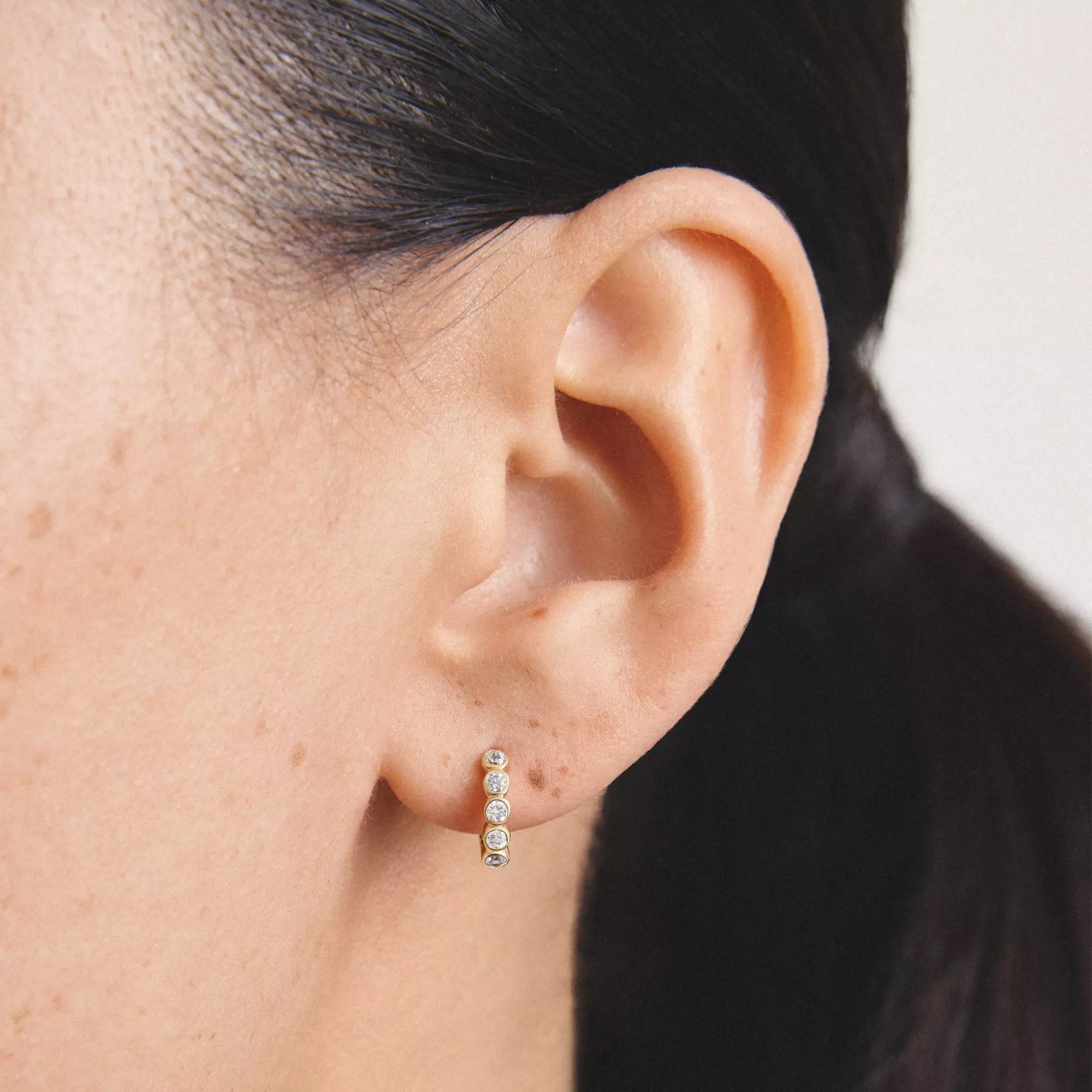 Thomas Sabo Creolen mit weißem Zirkonia – vergoldet – 10,9 mm hoch – Ansicht 3
