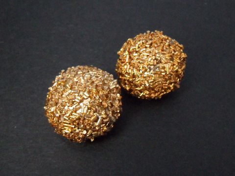 Ohrclip 23 mm zeitlos goldfarben echte Goldauflage von Juwelier Harnisch. Stilvoll gestaltete Ohrclips mit edlem, glänzendem Finish und einzigartiger Textur. Ideal für besondere Anlässe.
