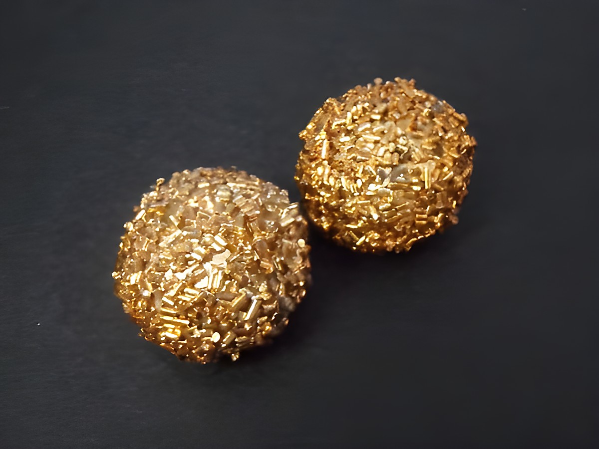 Ohrclip 23 mm zeitlos goldfarben echte Goldauflage von Juwelier Harnisch. Stilvoll gestaltete Ohrclips mit edlem, glänzendem Finish und einzigartiger Textur. Ideal für besondere Anlässe.