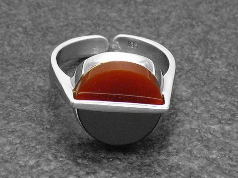 Silberring in Bicolor, verstellbar, mit einem großen Onyx und einem Karneol, rhodiniert, elegant und modern, Hersteller Juwelier Harnisch.