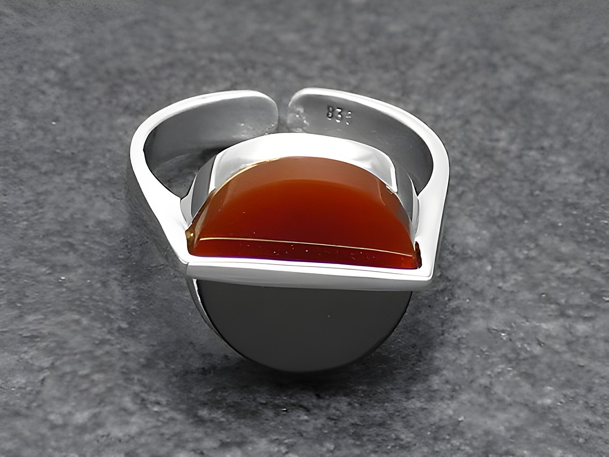 Silberring in Bicolor, verstellbar, mit einem großen Onyx und einem Karneol, rhodiniert, elegant und modern, Hersteller Juwelier Harnisch.