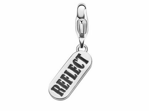 Silberner Ti Sento Charm mit der eingravierten Aufschrift REFLECT, ovaler Anhänger mit glänzender Oberfläche und Clipschließe, ideal für personalisierte Schmuckstücke.