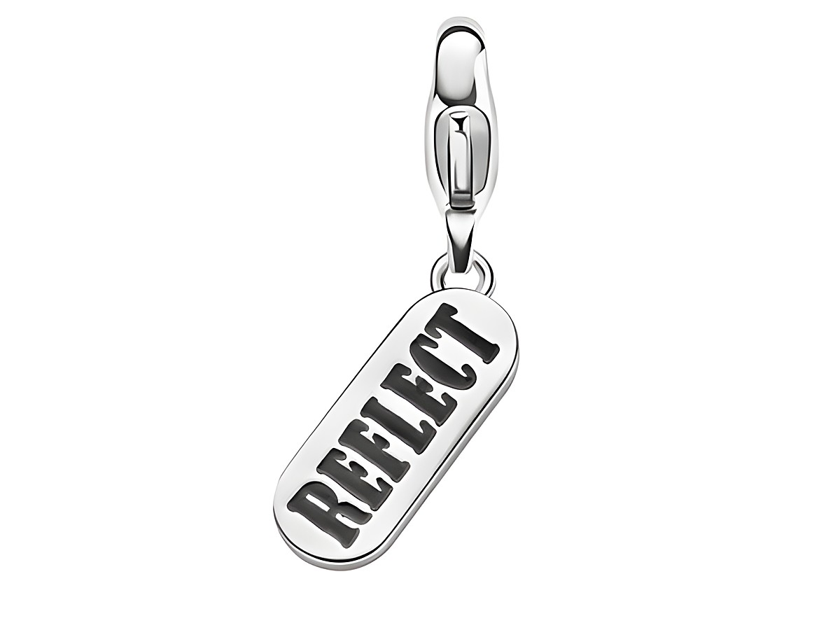Silberner Ti Sento Charm mit der eingravierten Aufschrift REFLECT, ovaler Anhänger mit glänzender Oberfläche und Clipschließe, ideal für personalisierte Schmuckstücke.