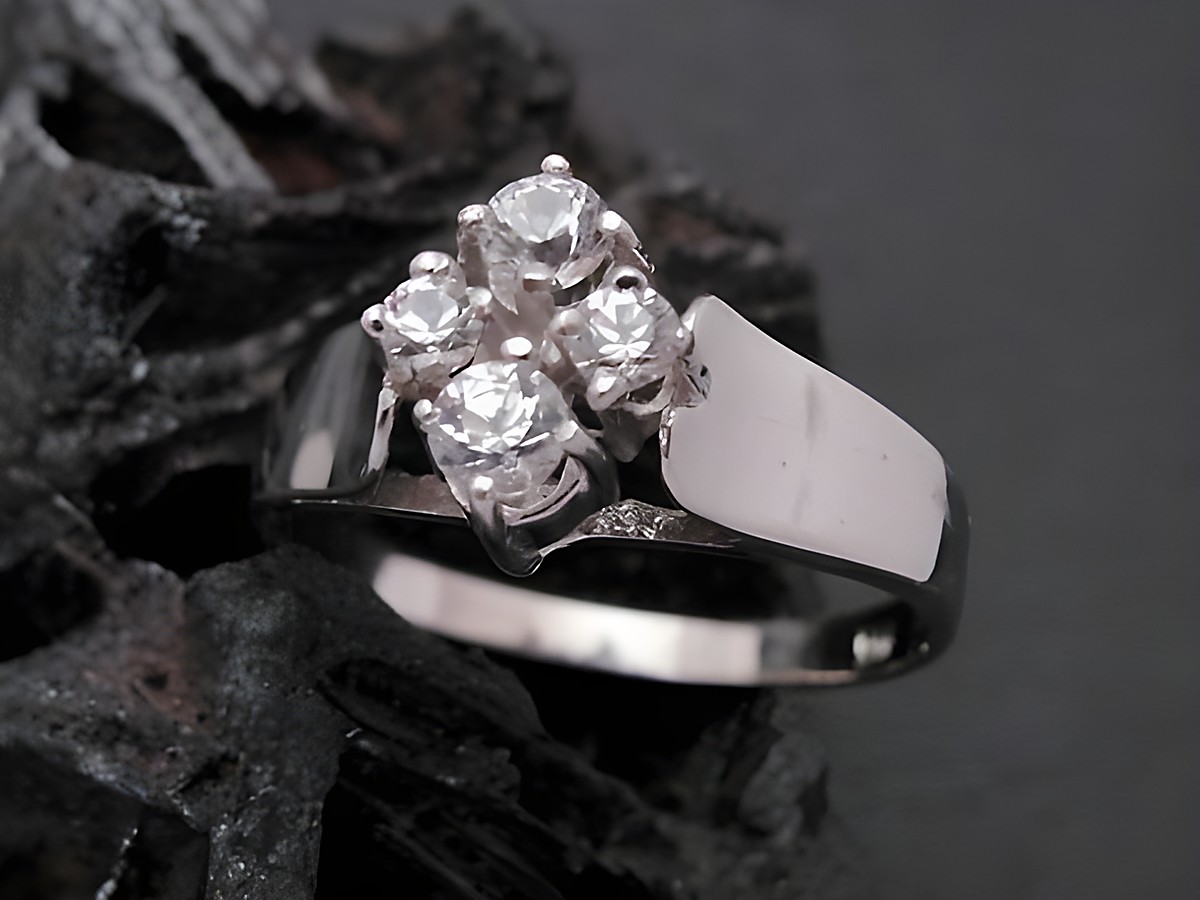 Weißgold Ring charismatisch Gold 585 Zirkonia Goldring Gr. 55,5 Hersteller Juwelier Harnisch bis Gr. 56/18, drei funkelnde Zirkonia-Steine setzen einen eleganten Akzent auf dem schlichten Band.