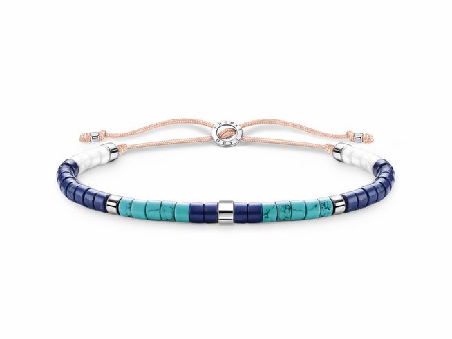 Das Bild zeigt ein Thomas Sabo Armband A2065-775-7-L20V aus Sterling Silber mit imitat Lapislazuli und Zirkonia, 20 cm verstellbar, in einer eleganten Anordnung von bunten Elementen.