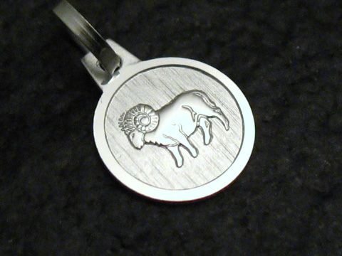 Widder Sternzeichen Anhänger aus Sterling Silber, gefertigt von Juwelier Harnisch, zeigt kunstvoll gravierten Widder auf einer matten Oberfläche, ideal für astrologische Schmuckliebhaber.
