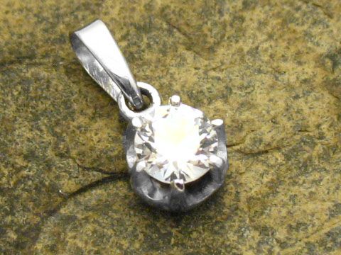 Runder Gold Anhänger aus Weißgold 333 mit Zirkonia, Hersteller Juwelier Harnisch, strahlender Zirkonia als zentraler Stein in edler Fassung. Ideal für stilvolle Akzente.