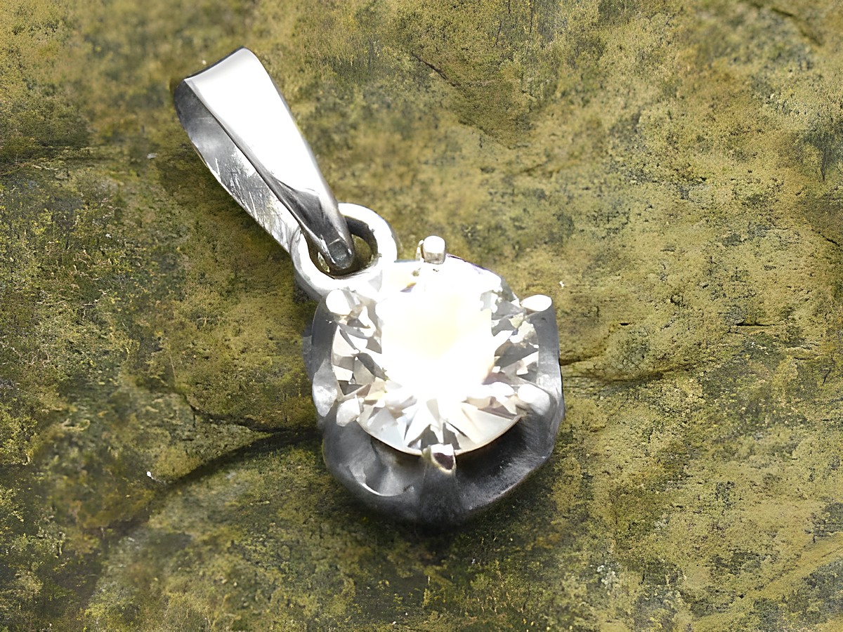 Runder Gold Anhänger aus Weißgold 333 mit Zirkonia, Hersteller Juwelier Harnisch, strahlender Zirkonia als zentraler Stein in edler Fassung. Ideal für stilvolle Akzente.