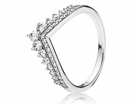 Pandora Tiara Silberring mit klaren Zirkonia, Größe 56, modernes Design mit funkelnden Steinen, ideal für besondere Anlässe und elegante Outfits.
