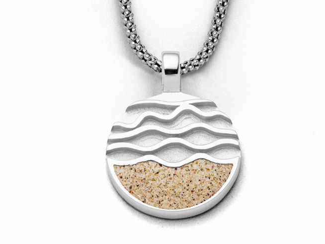 Der DUR Anhänger Strandwellen P4046 aus Sterling Silber zeigt ein rundes Design mit wellenförmigen Elementen und einer sandfarbenen Unterlage, ideal für einen maritimen Look.