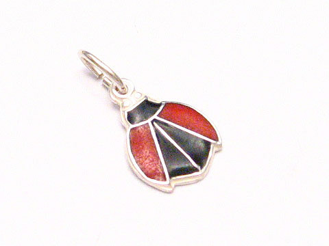 Silber Anhänger Marienkäfer für Kinder, gefertigt von Juwelier Harnisch, mit roter und schwarzer Emaille für einen verspielten Look. Ideal als Geschenk oder Schmuckstück.