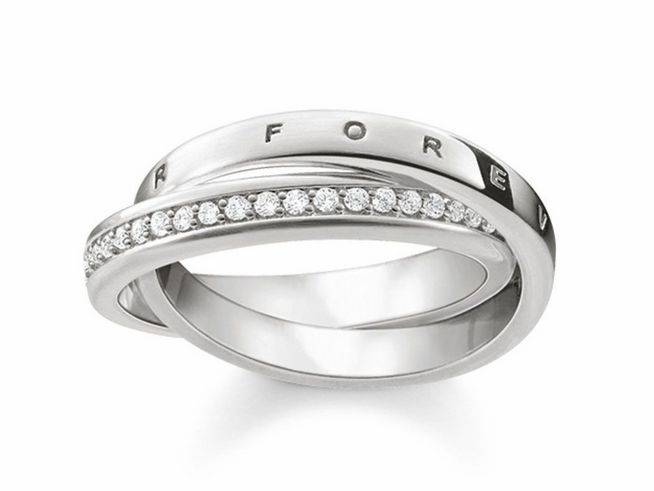Thomas Sabo Herrenring aus Sterling Silber mit weißen Zirkonia, Größe 64, zeigt ein modernes Design mit einer glatten und einer besetzten Bandhälfte.