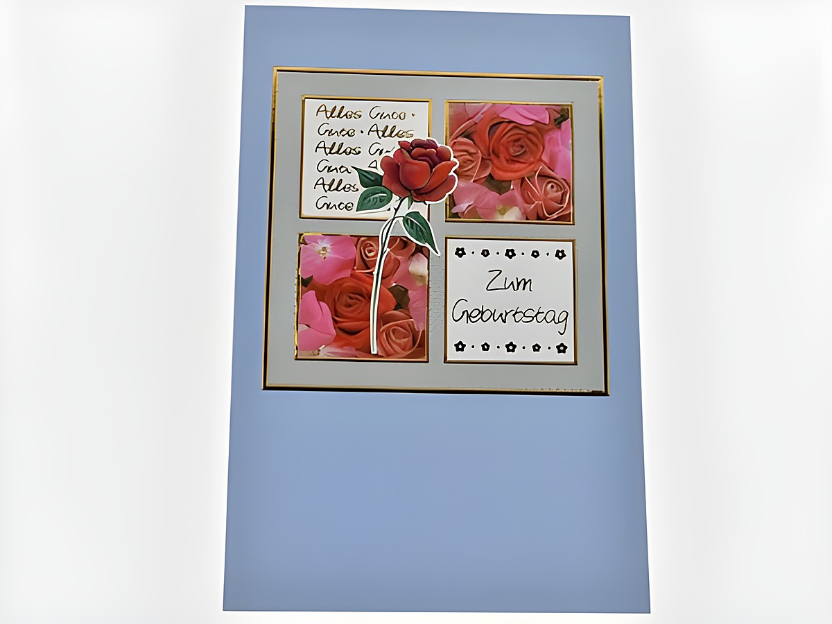 Geburtstagskarte mit Roseblüten, hellblauer Hintergrund, goldene Umrandung, Aufschrift "Zum Geburtstag" und vier Bildern von rosanen und roten Rosen, Hersteller Juwelier Harnisch.