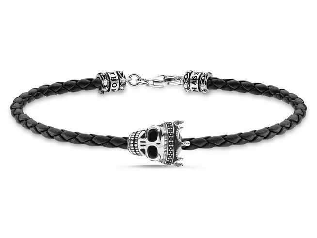 Schwarzes geflochtenes Lederarmband von Thomas Sabo mit einem zierenden Totenkopf aus versilbertem Metall und Zirkonia-Elementen, Länge 17 cm, markanter und stilvoller Look.