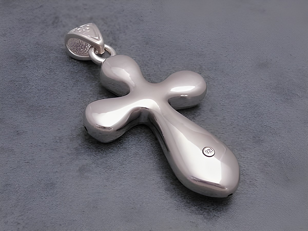 Kreuz Anhänger aus rhodiniertem Sterling Silber, Designerstück mit rotem Lack und feinem Muster, hergestellt von Juwelier Harnisch. Elegantes und modernes Schmuckstück. – Ansicht 2