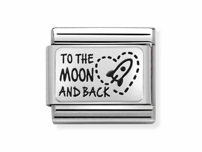 Edelstahl und Silber Charm von Nomination mit dem Aufdruck To the moon and back und einem gezeichneten Raumfahrzeug innerhalb eines Herzes, klassisches Design für Armbänder.
