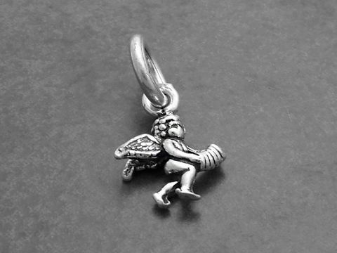 Kleiner Engel mit Akkordeon aus Sterling Silber, niedlich gestaltet mit Flügeln und musizierend, geeignet als Anhänger für Schmuck, Hersteller Juwelier Harnisch.
