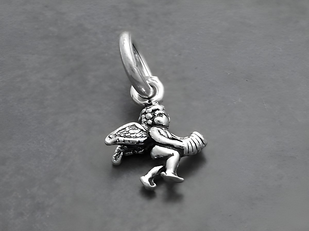 Kleiner Engel mit Akkordeon aus Sterling Silber, niedlich gestaltet mit Flügeln und musizierend, geeignet als Anhänger für Schmuck, Hersteller Juwelier Harnisch.