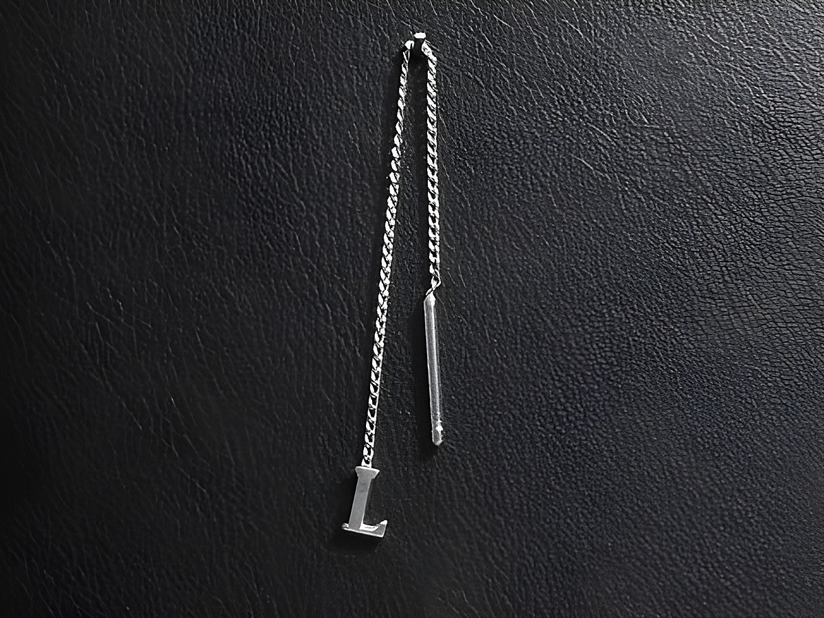 Silber Ohrring mit Buchstabe L als Ohrhänger, Hersteller Juwelier Harnisch, feine Kette mit stilvollem Design, ideal für individuelle Akzente im Schmuck.