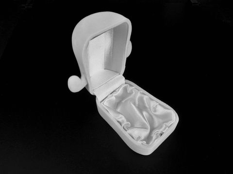 Geschenkschachtel in Form eines Gespensts, weiß, 64 mm, geöffnet mit samtigem Innenfutter, ideal für Kinder, Hersteller Juwelier Harnisch, perfekte Geschenkidee für Anlässe.