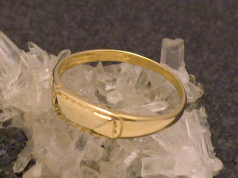 Goldring vielseitig Gold 750 Größe 56, Hersteller Juwelier Harnisch, liegend auf transparenten Kristallen, elegant und schlicht in Form, ideal für jeden Anlass, bis Größe 56/18.