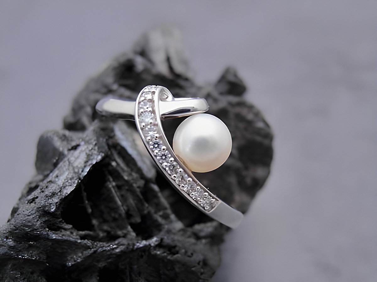 Silberring mit einer verführerischen Süßwasser Zuchtperle in Weiß und Zirkonia, Größe 54, Hersteller Juwelier Harnisch, bis Größe 54 / 17,2.