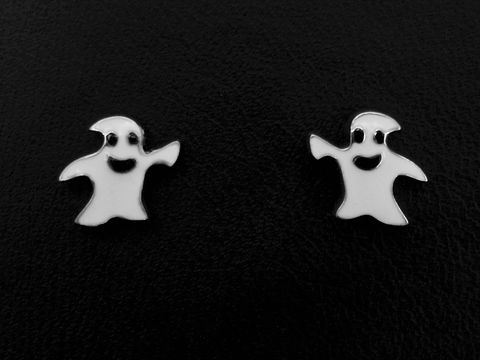 Silberne rhodinierte Ohrstecker in Form von fröhlichen Geistern für Kinder, hergestellt von Juwelier Harnisch, ideal für kleine Abenteuerlustige.