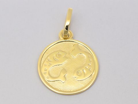 Goldener Anhänger mit polierter Oberfläche, Durchmesser 14 mm, zeigt das Sternzeichen Fische mit zwei stilisierten Fischen. Hersteller ist Juwelier Harnisch.