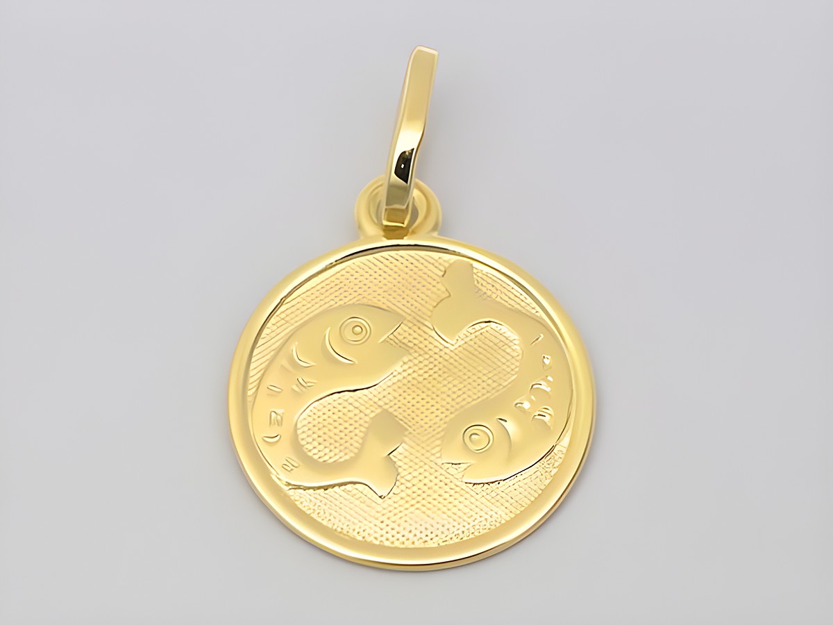 Goldener Anhänger mit polierter Oberfläche, Durchmesser 14 mm, zeigt das Sternzeichen Fische mit zwei stilisierten Fischen. Hersteller ist Juwelier Harnisch.