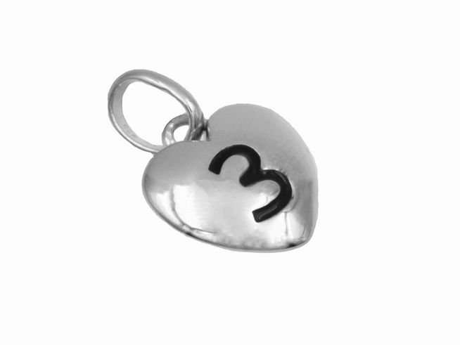 Anhänger Herz 3 aus 925 Sterling Silber, poliert und rhodiniert, mit einer schwarzen Ziffer 3 auf der Vorderseite, elegantes Design für individuellen Schmuck.