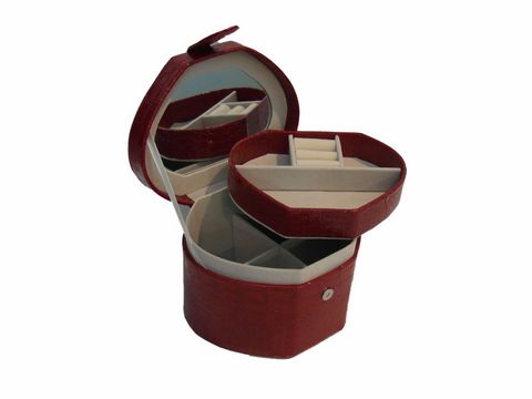 Rotes Schmuckkästchen von Juwelier Harnisch mit praktischem Innenbereich und mehreren Fächern zur Aufbewahrung von Schmuck. Maße sind 15x4 cm. Ideal für die sichere Lagerung von Accessoires.
