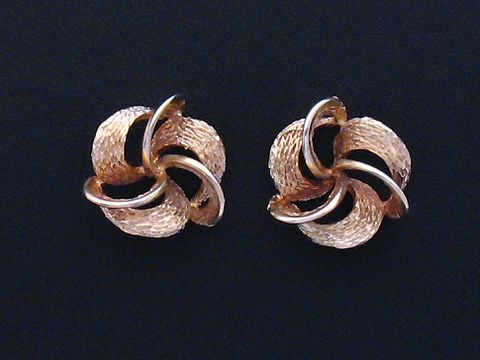 Ohrringe verschlungen aus Gold, elegante Ohrstecker des Herstellers Juwelier Harnisch, im ansprechenden Design mit einzigartiger Form und feiner Verarbeitung, ideal für besondere Anlässe.
