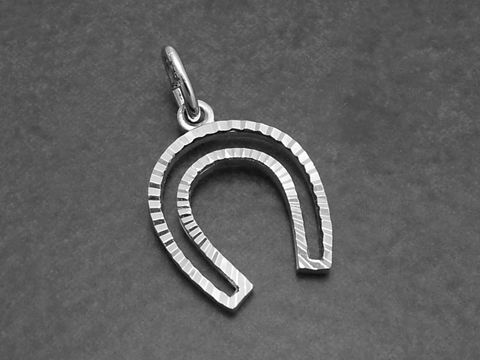 Silber Anhänger in Form eines Hufeisens, symbolisiert Glück und ist ideal für Reitsport-Fans. Hersteller ist Juwelier Harnisch, perfekter Glücksbringer.